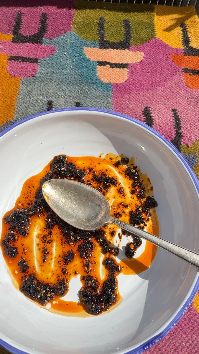 Un plato con salsa macha sobre un mantel de colores