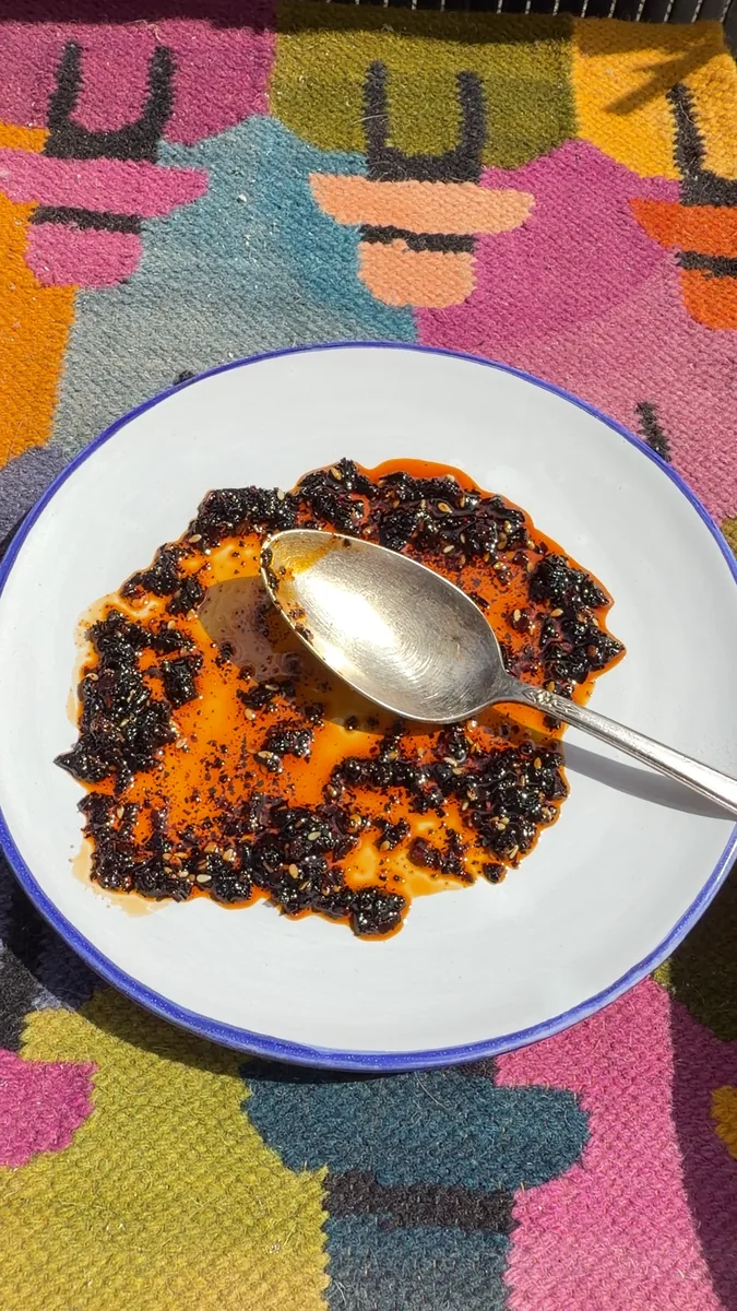 El plato ya empezado, con la salsa repartida