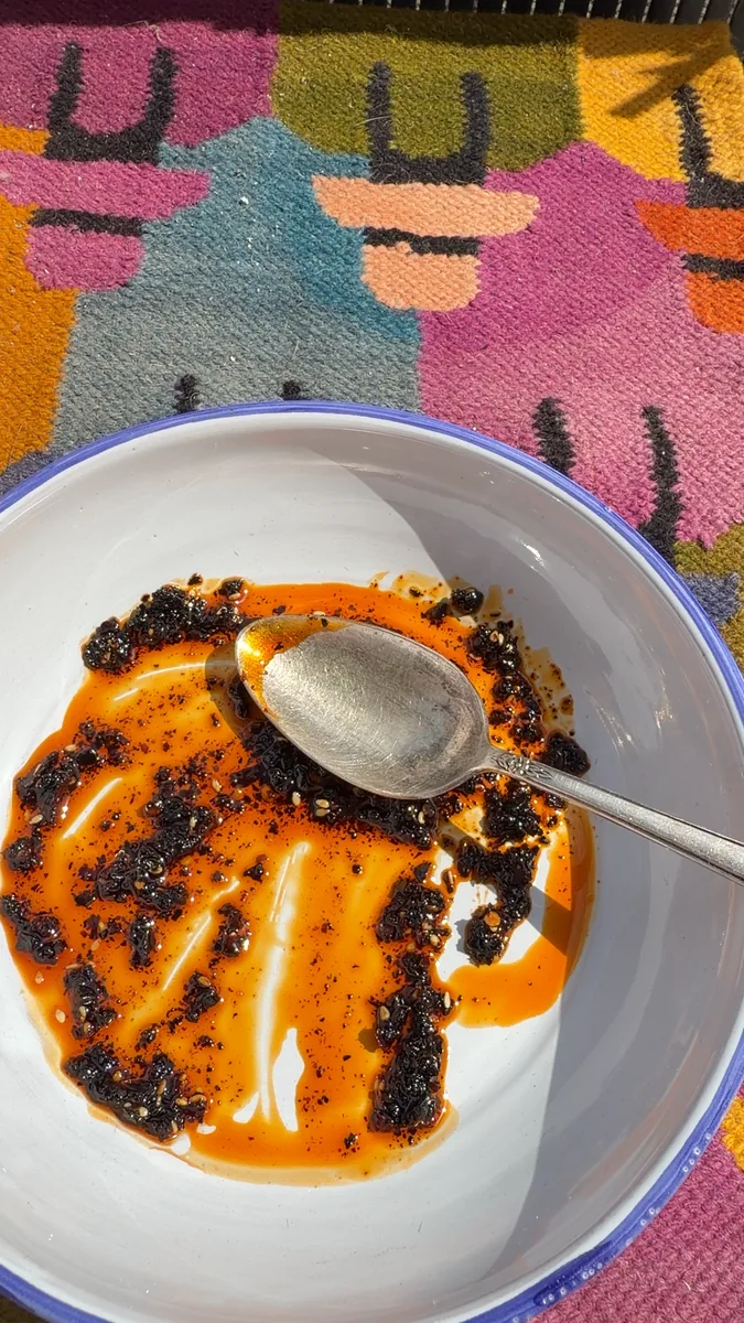 El plato visto de cerca, con el aceite y las semillas