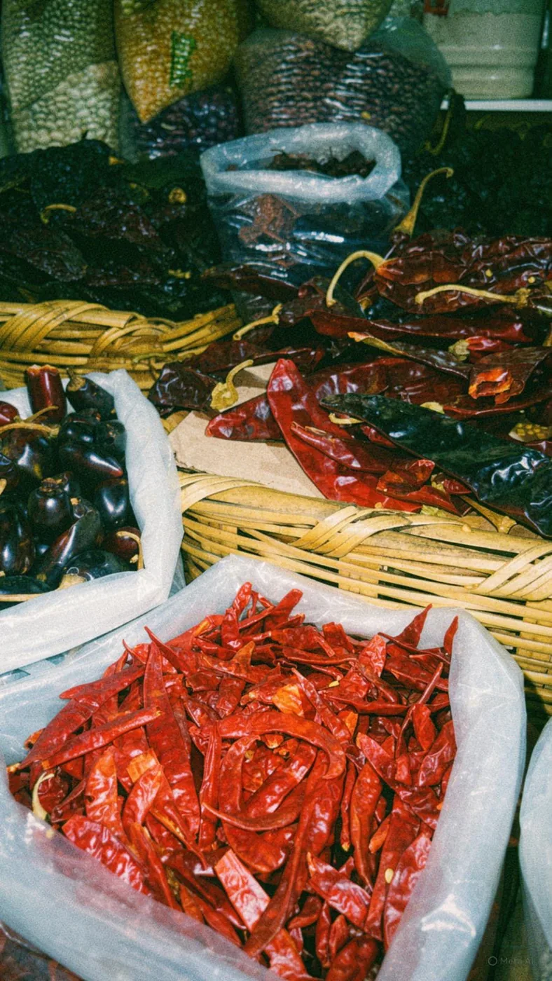 Cestas de chiles secos en un mercado